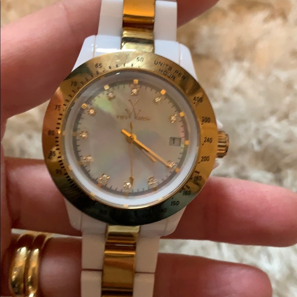 Gold and White Toywaych